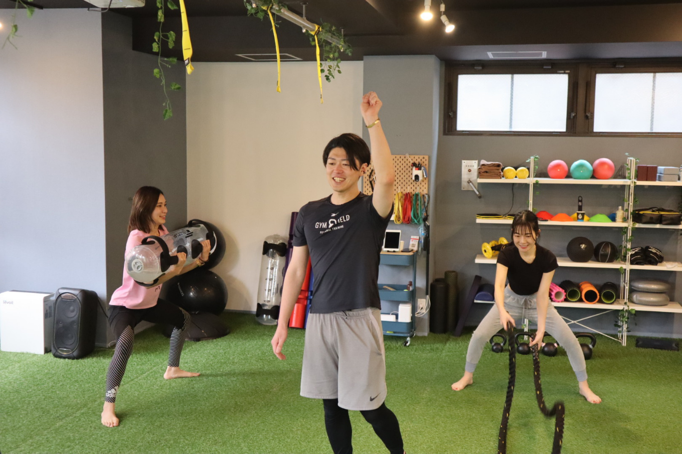 トレーニング後に笑顔になる女性