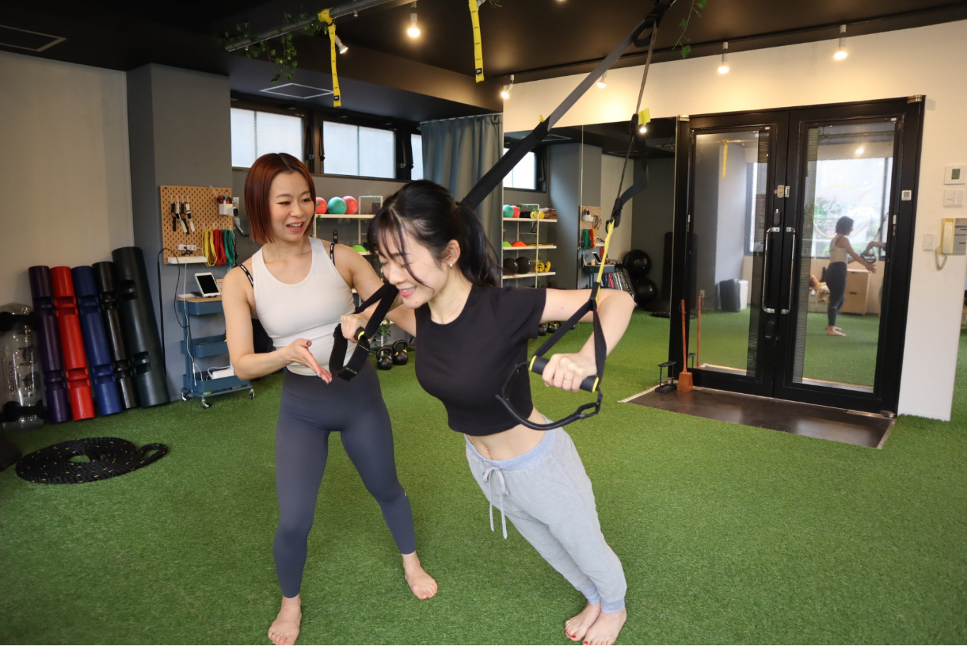 マンツーマンでサポートするトレーニング風景