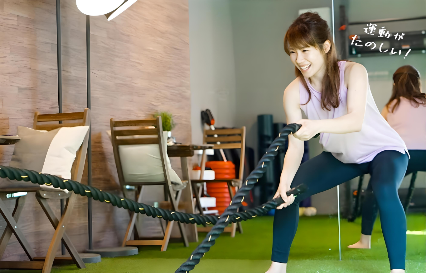 トレーナーと一緒に楽しくトレーニングする様子