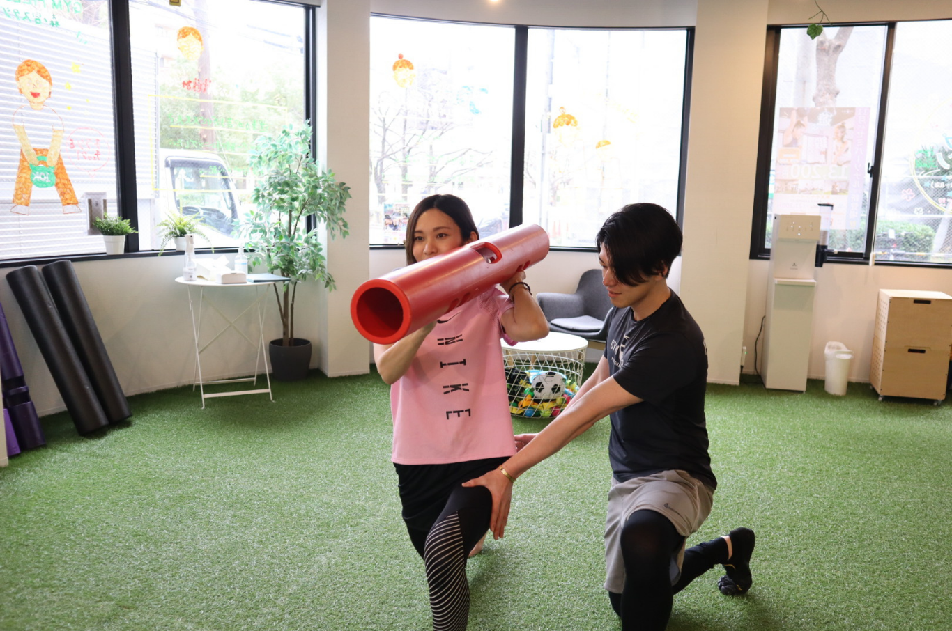 トレーナーが一人ひとりに合わせて指導している様子